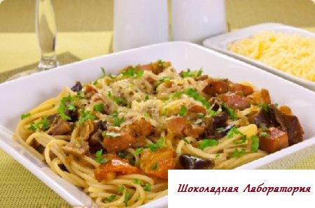 Спагетти с баклажанами, белоснежными грибами и грудинкой