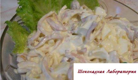 Новогодний рецепт салата из кальмаров с сыром и грибами