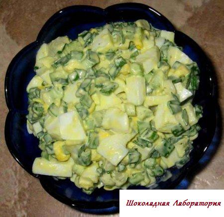 Салат из зеленоватого лука с яичком и сладостным перцем