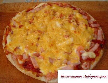 Рецепт - Пицца с ветчиной и креветками